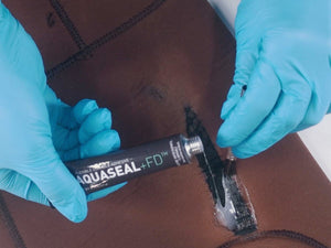 Adhesivo de reparación duradero y flexible Aquaseal FD™ de Gear Aid, 0,75 oz